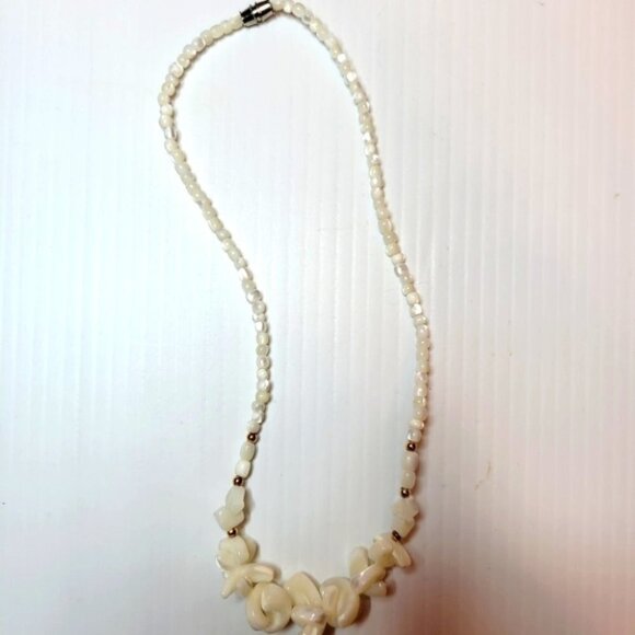 VINTAGE Mother  of pearl choker length necklace - Picture 3 of 4
